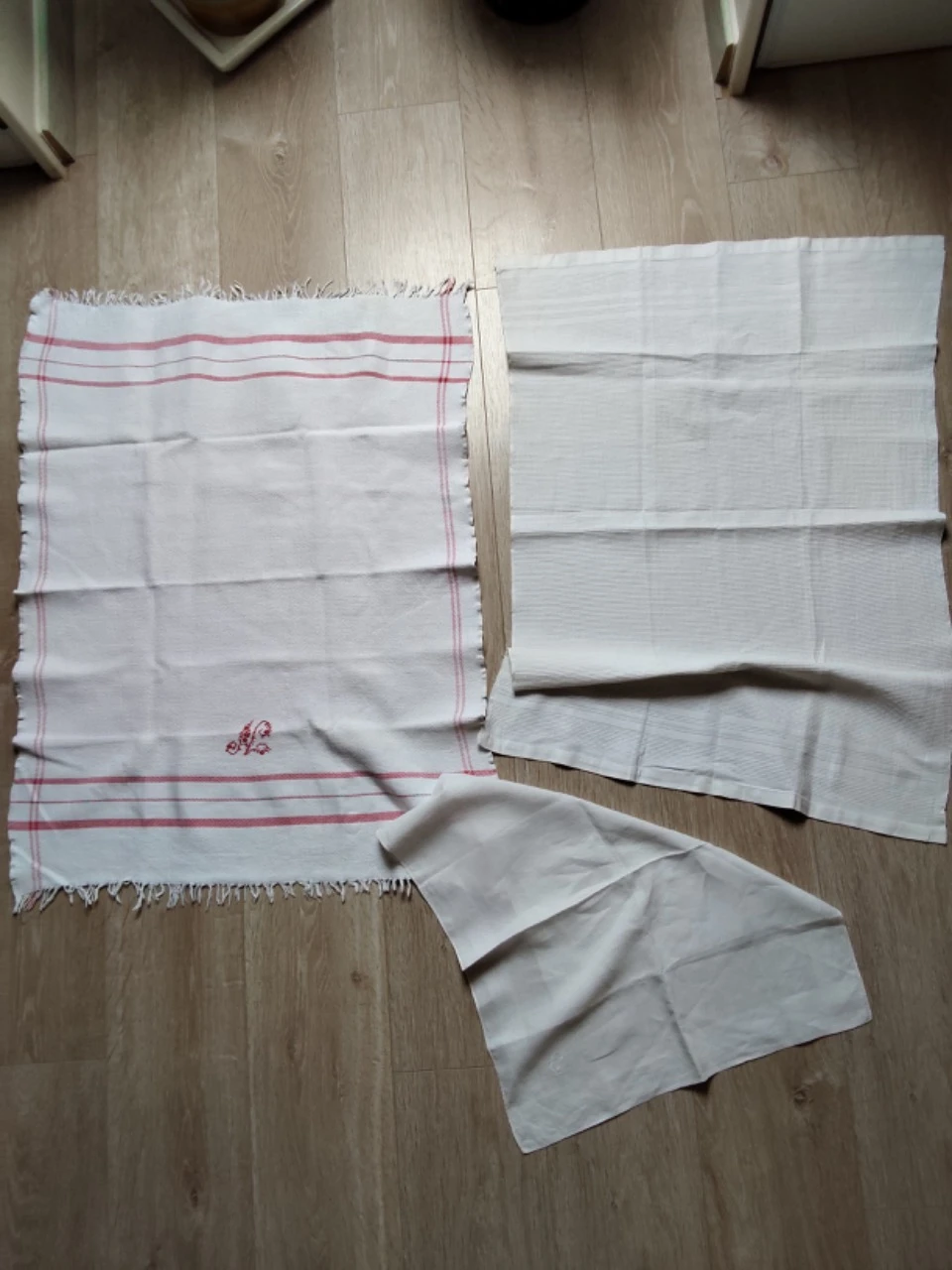 Lote de roupas antigas com desgaste e defeitos – photo 10